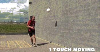 足球短距离球教学,在家就能练的足球技巧增加球感