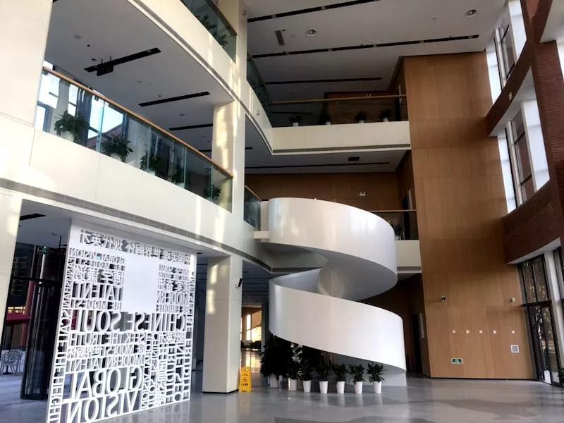 学费1万6，托管到7点，马术、高尔夫不存在的！独家采访南外方山校区校长