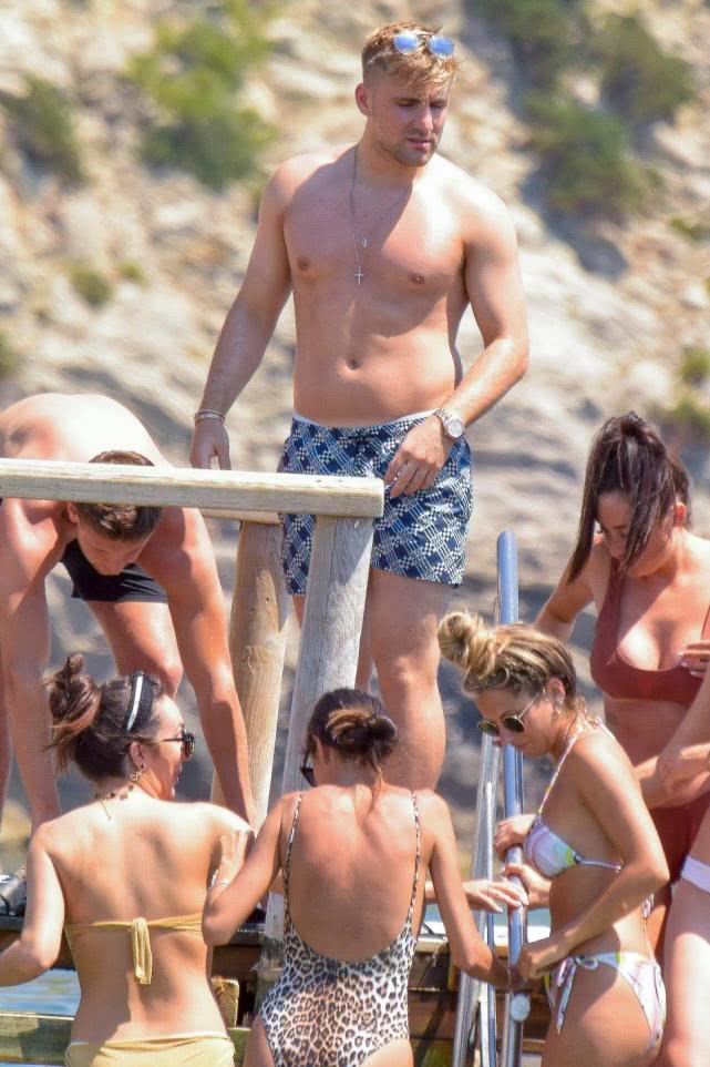 曼联成绩不佳穆帅遭质疑,曼联天才桑乔现状