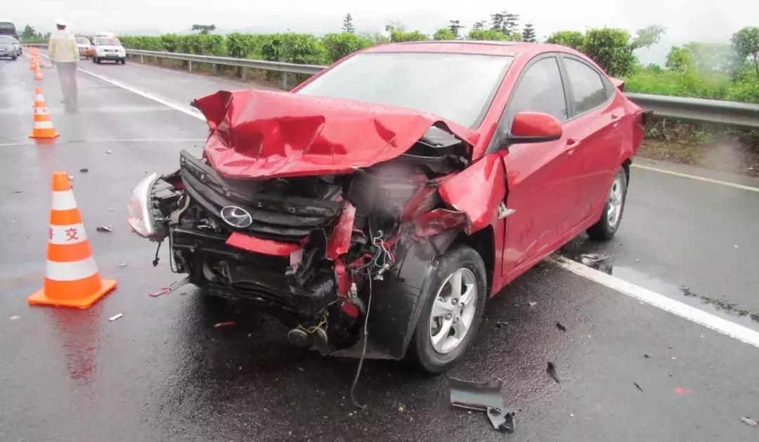 在广东高速发生了四车连撞事故,广东高速发生一起多车碰撞事故