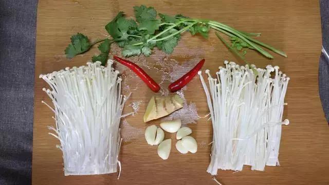 凉拌金针菇凉拌圆白菜,凉拌苦瓜凉拌金针菇