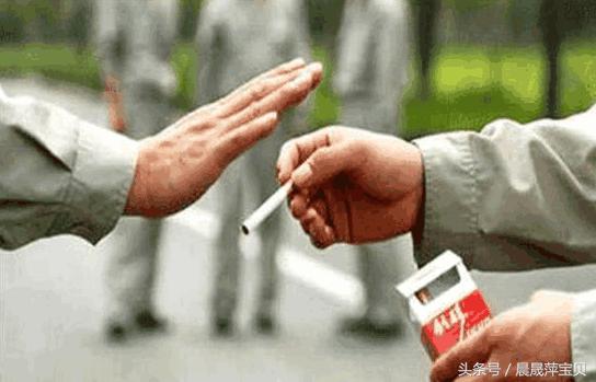 面试官发烟给你你接不接,面试官问你抽烟吗怎么回答