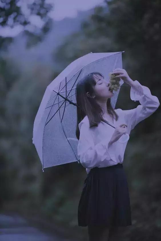 下雨天夜晚如何拍出高级感照片,论下雨天可以拍出什么样的照片