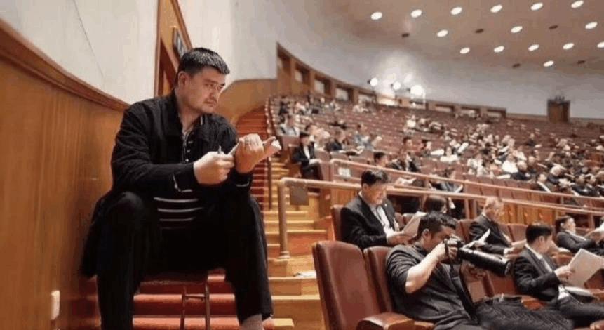 姚明和篮筐高度对比,姚明与篮筐的高度