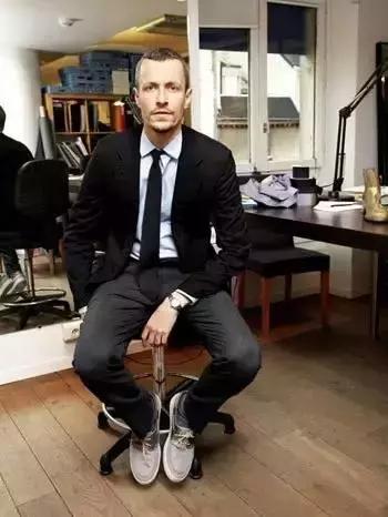 男士穿呢子大衣牛仔裤配什么鞋子,男士牛仔裤配哪种鞋子显得高级