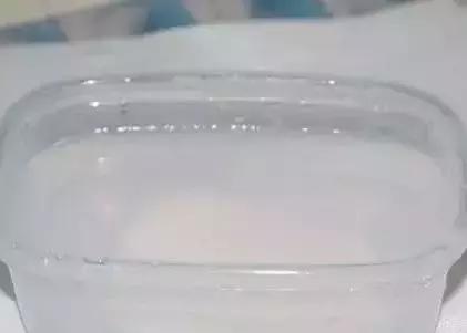 她故意把鸡蛋清涂到墙上，你知道原因后也会这么做的！