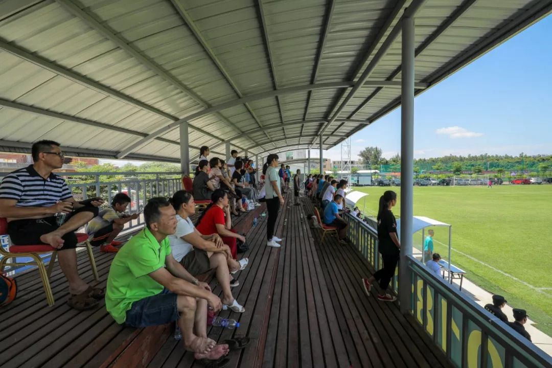 要么在深渊里哭，要么在深渊里爬｜海南足球青训实录