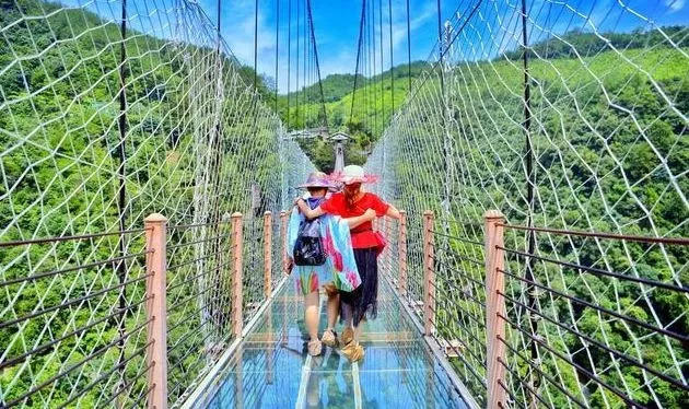 张家界天门山玻璃栈道玻璃受损,张家界天门山玻璃栈道哪个最刺激