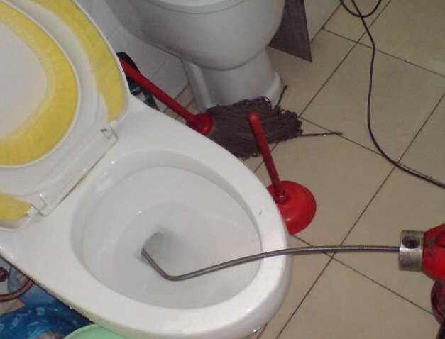 马桶被薄薄的塑料堵了,只能在马桶上面挂毛巾怎么办