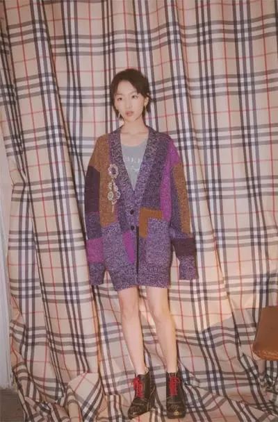 毛衣小香风外套怎么搭配最好看,杏色毛衣过膝长裙搭配什么外套