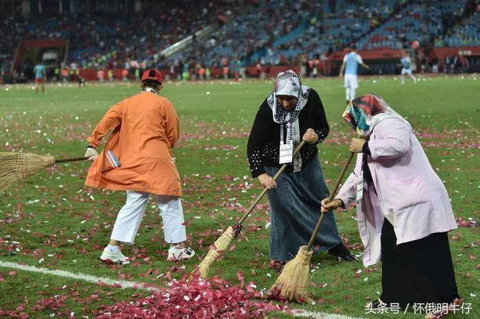 老式扫帚紧急打扫球场？欧国联土耳其俄罗斯“红毯”上踢球！