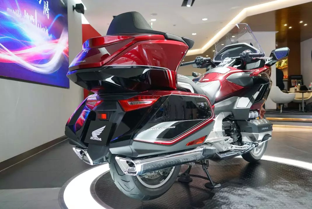 豪华摩托车旗舰，本田金翼（GOLDWING）国内售价公布，41.8万起