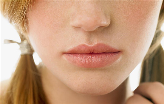怎么改善唇纹唇部护理,淡化唇纹唇部去黑护理