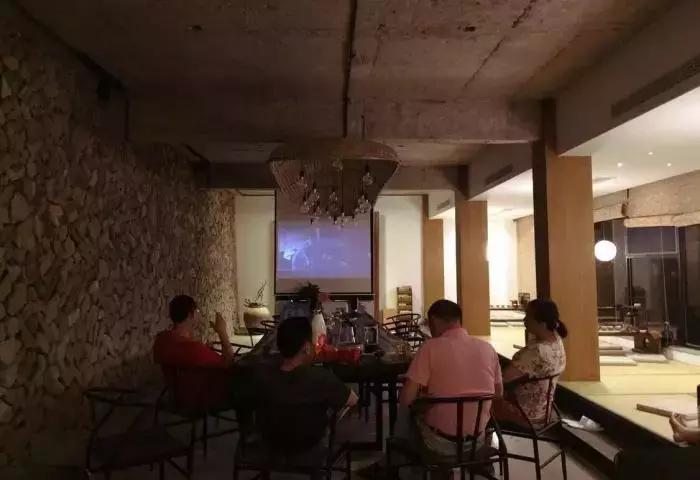 她和发小在500米悬崖边盖了云中小屋，走吧，这次我们一起去看云~