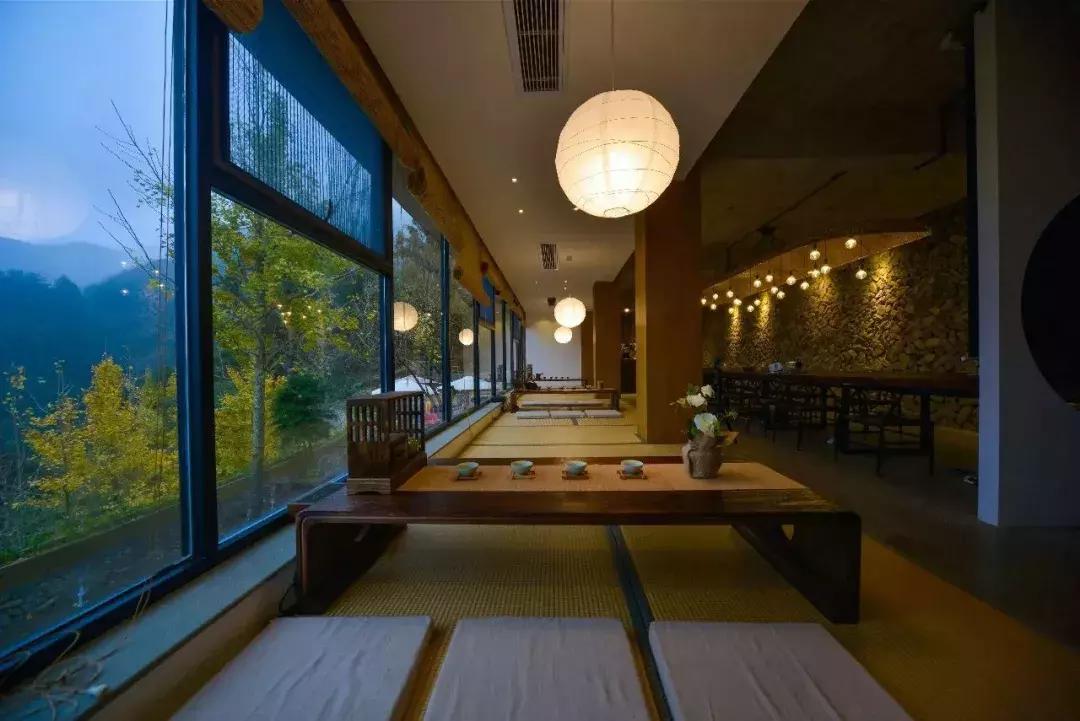 她和发小在500米悬崖边盖了云中小屋，走吧，这次我们一起去看云~