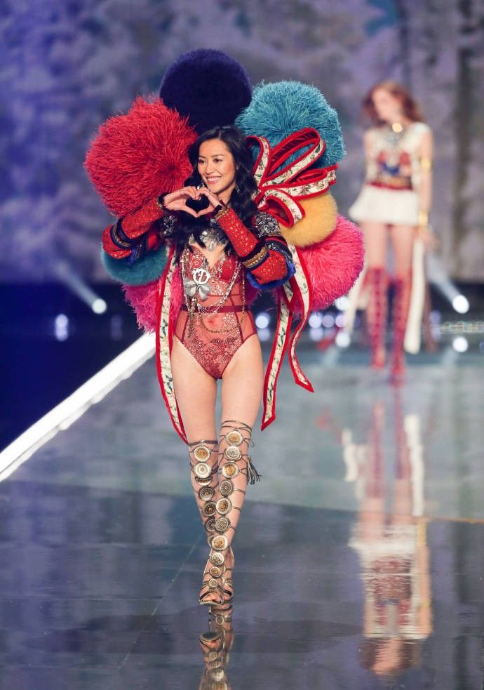 维密中国超模合集何穗,2018维密秀刘雯何穗组团霸气开秀