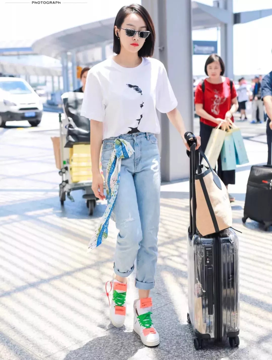 石原里美丝巾搭配图片,石原里美丝巾戴法