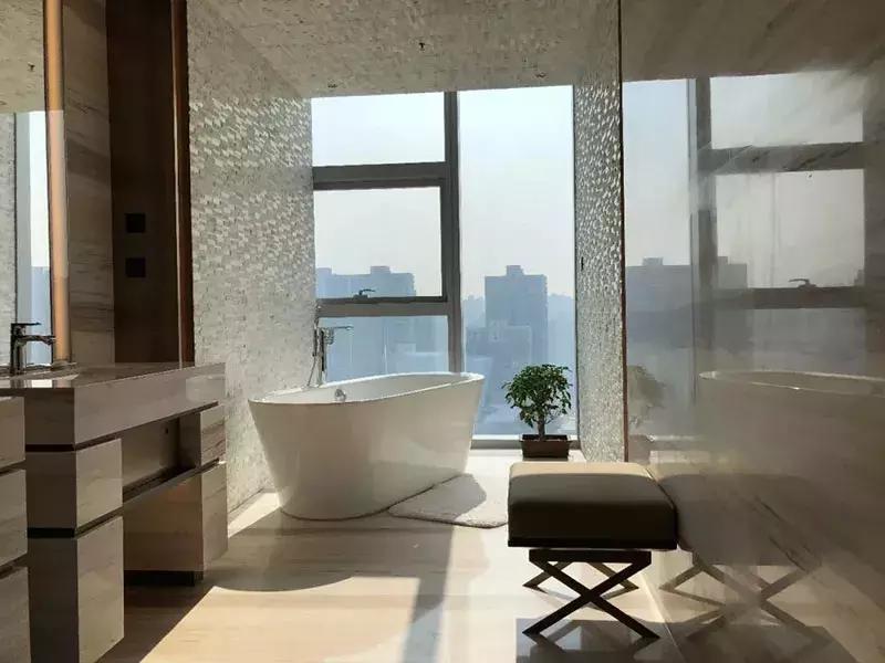 王子饭店曾经的女老板，在北郊盖了栋楼，里面放了1600件瓷器