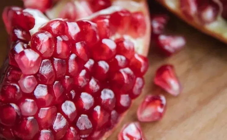 红润有食欲，一咬就爆汁，不用吐籽的突尼斯软籽石榴，甜滋滋货比十几家后，我们帮你选了这个