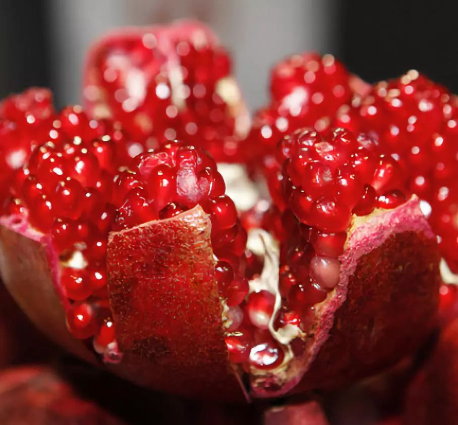 红润有食欲，一咬就爆汁，不用吐籽的突尼斯软籽石榴，甜滋滋货比十几家后，我们帮你选了这个