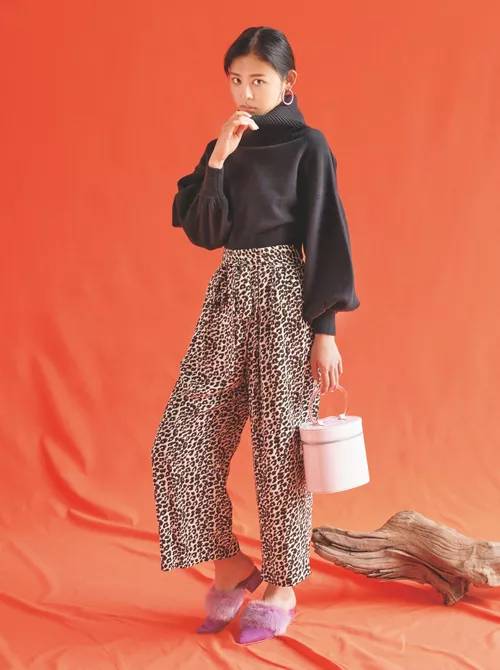 粗跟白色亮皮单鞋穿搭,秋款亮皮方头鞋穿搭