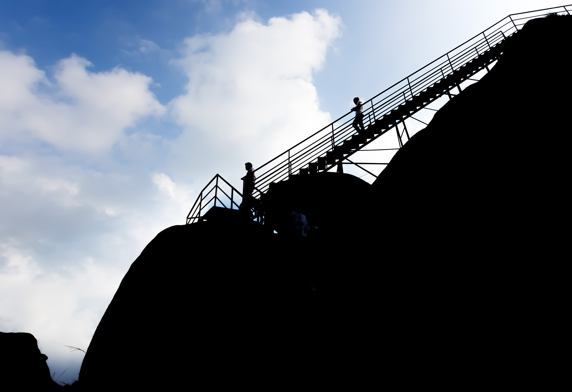 太有趣，一座山竟像一头卯足劲的牛