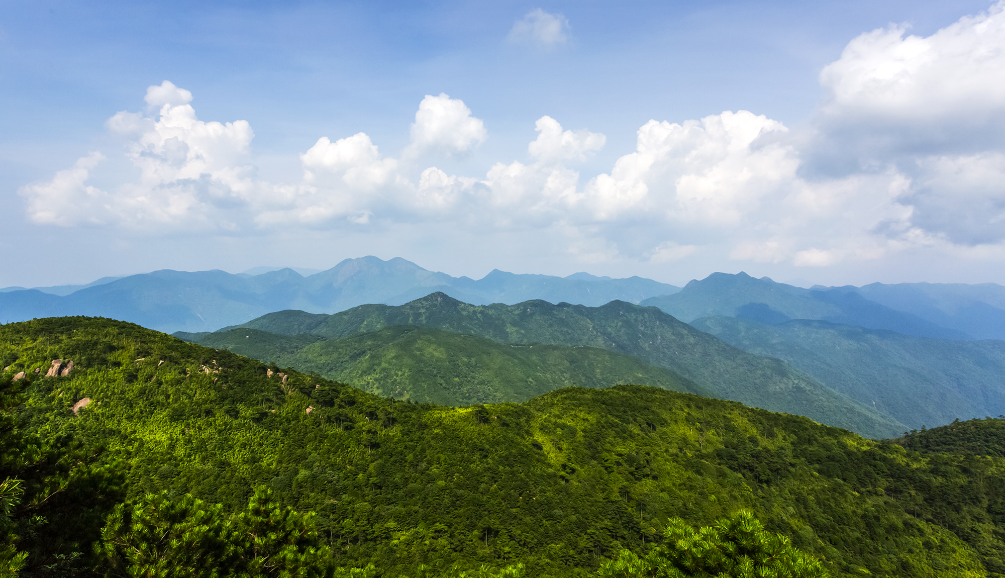 太有趣，一座山竟像一头卯足劲的牛