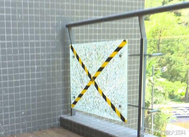 小区60多块门窗玻璃爆裂，吓得业主戴头盔出门！