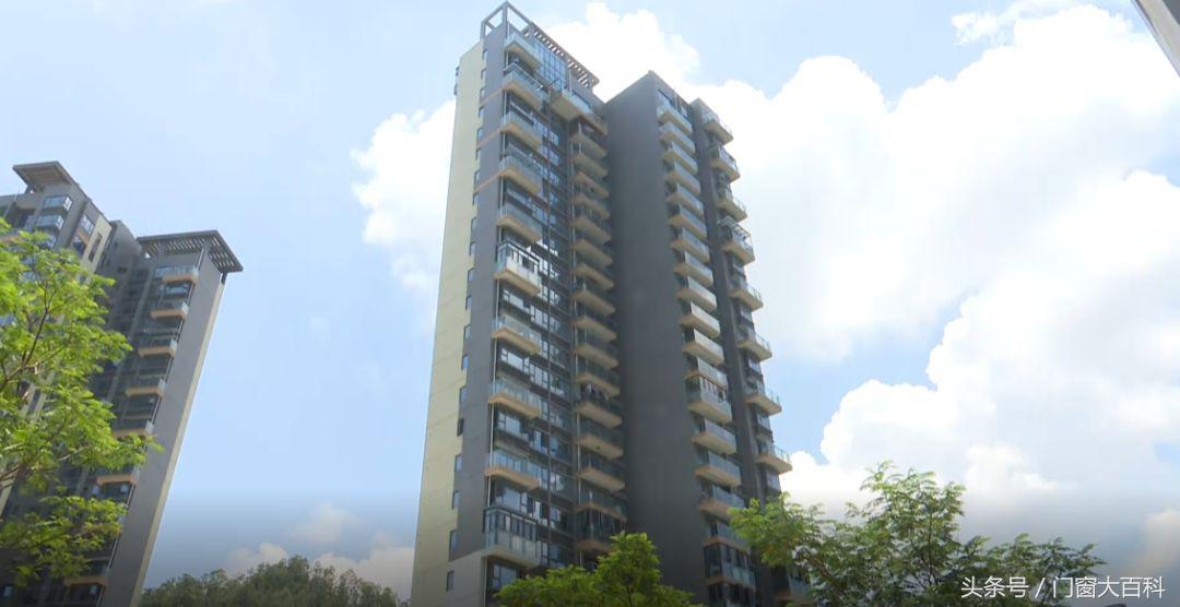 小区60多块门窗玻璃爆裂，吓得业主戴头盔出门！