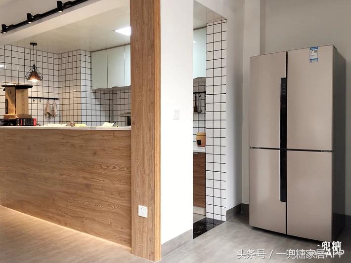 年轻人,谁不是一边感叹房子小,一边在小房子里拼命折腾?