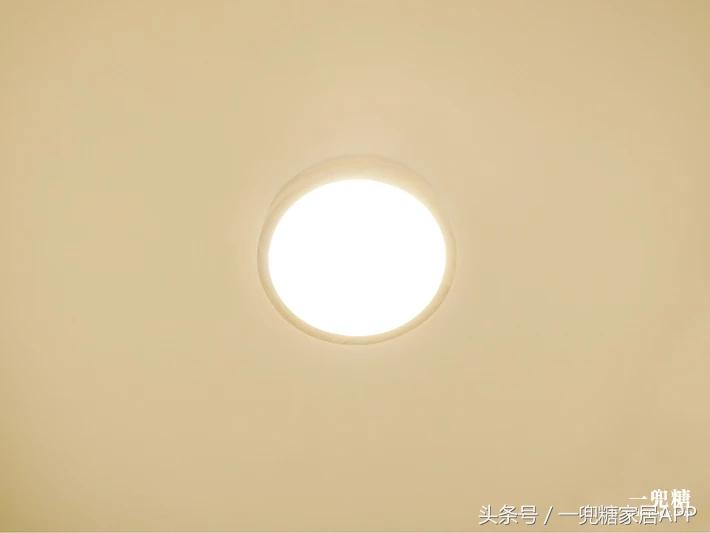 年轻人,谁不是一边感叹房子小,一边在小房子里拼命折腾?