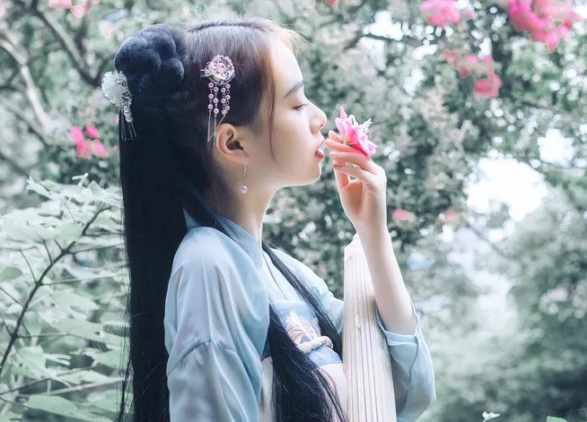 “给不给?”“想要看我的皮带,你准备付出什么样的代价?”