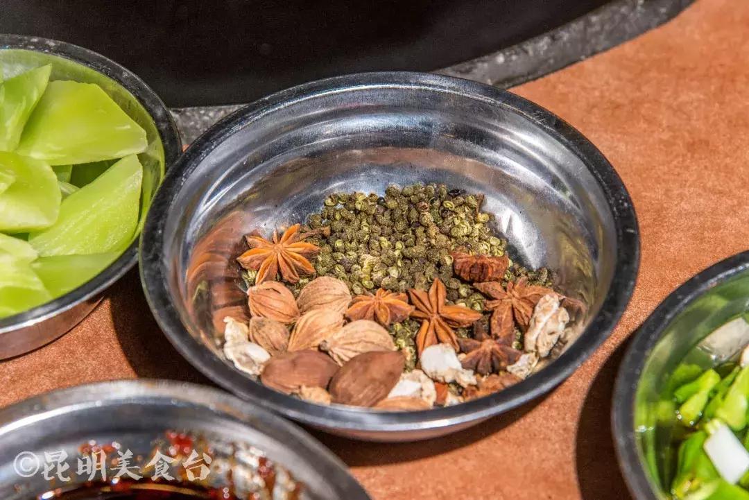 藏在昆明老厂房里的柴火鸡，一款酱料价值百万，连续排队5年