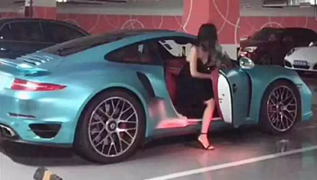 一群开保时捷宝马的90后女孩,90后美女夜晚开保时捷