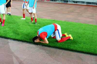 他是*疆新**首位上场国脚！8年前即入选国家队，现已成中超球队队长