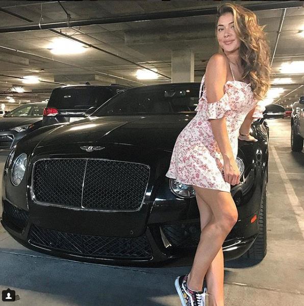 UFC举牌女郎有多土豪？超乎你想象，豪车随便开，一个包上万美元