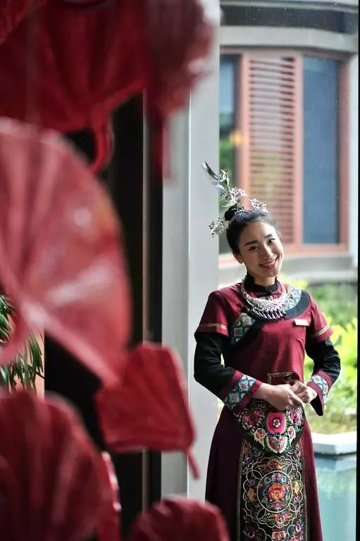 本为“酒店人”方寻“酒店乐”，西装革履，亦要乐活人生