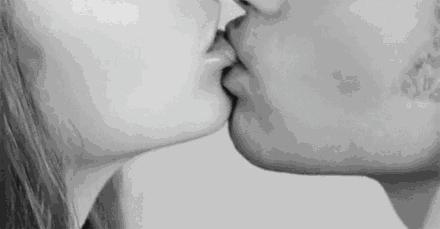 嘴巴张开咀嚼东西,想要尝尝你的味道