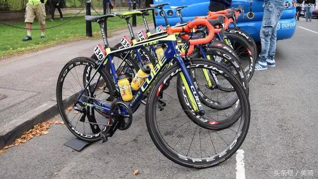 器材盛宴环英国上的车手战车