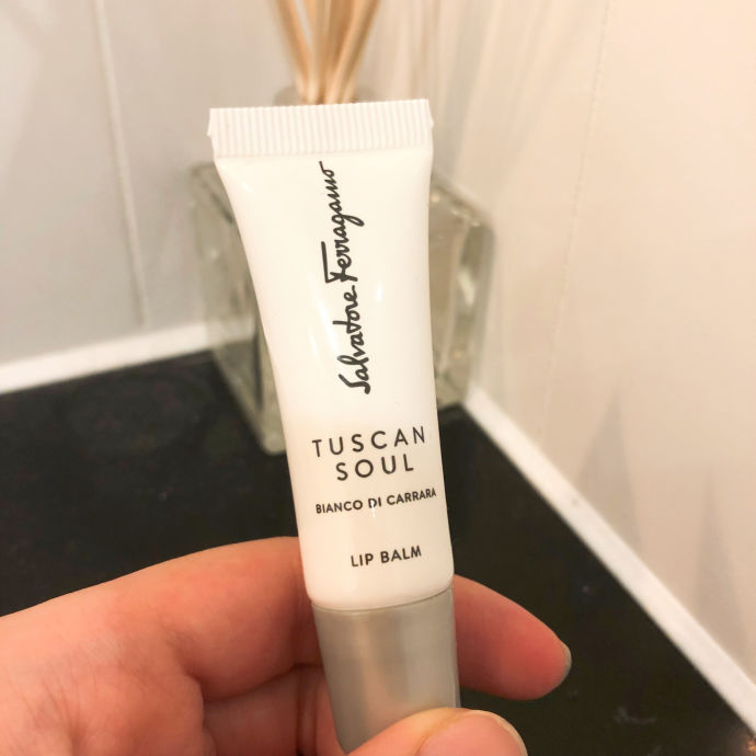 秋风皮肤干燥怎么护肤,秋风吹皮肤干燥