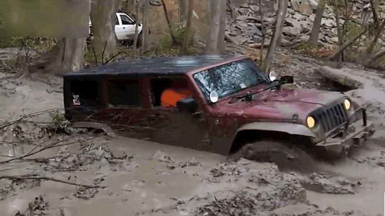 车子陷到地里出不来怎么办,车子陷在泥里出不来怎么办