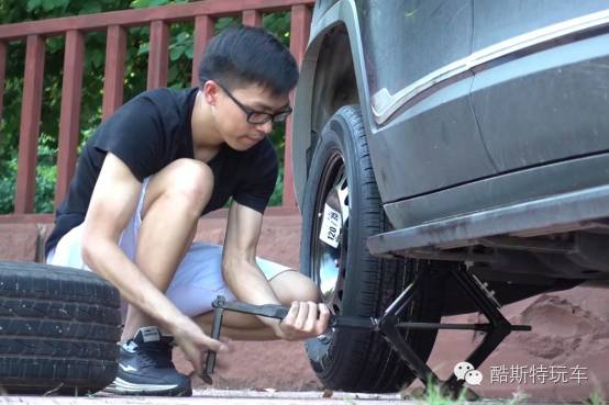 实测14年jeep自由光,jeep自由侠换备胎视频