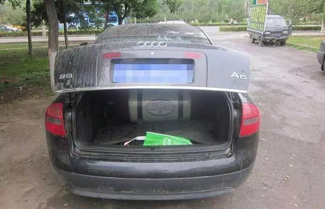 为什么越穷的人越虚荣？看到这辆二手奥迪A6的后备箱就知道了