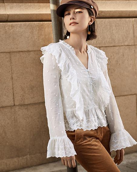 高圆圆穿玫红大衣,高圆圆推荐斐乐老花连衣裙