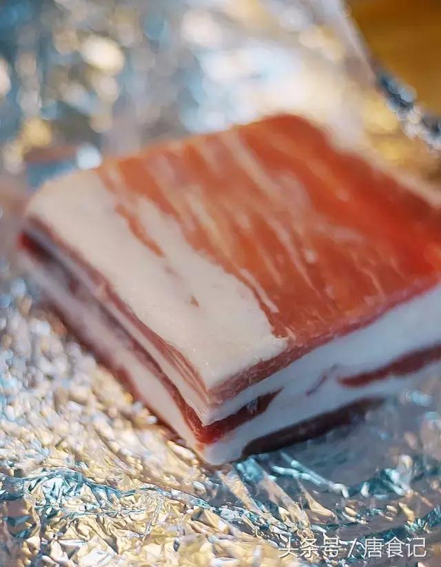 蒜泥小黑猪｜来来来，张嘴~先吃一口再喝……