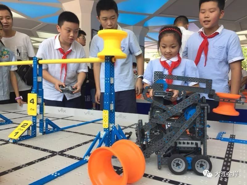 鏈哄櫒浜鸿繘鏍″洯,鏈哄櫒浜鸿繘鏍″洯娲诲姩