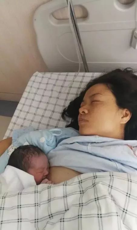 剖宫产当天我这样喂奶,第三天乳房不胀,乳汁充沛!