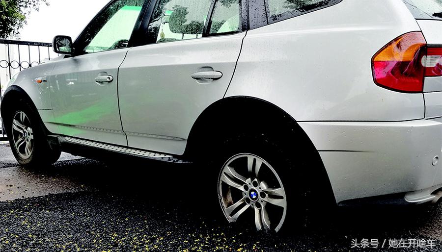 宝马车违停导致后方车辆无法通行,宝马停路上被浇筑