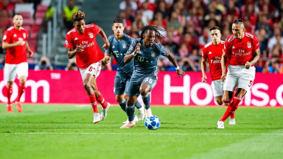 足球场上令人感动的瞬间图文,足球场上令人敬佩的瞬间