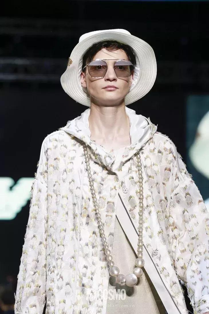 丫丫已经美“腻”了！于是穿上EmporioArmani帅气一回